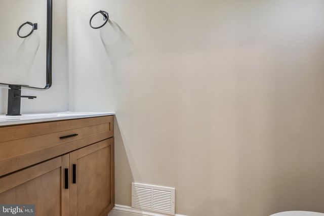 33 COUNTRY LN, Voorhees, NJ 08043
