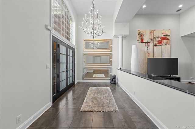 10 Kensington Circle, Manhasset, NY 11030