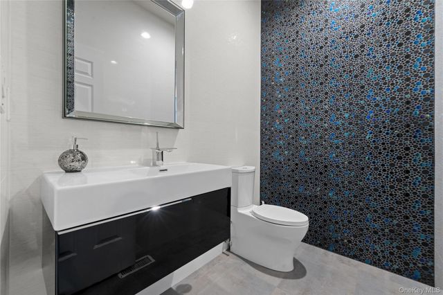 10 Kensington Circle, Manhasset, NY 11030