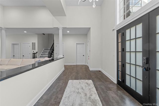 10 Kensington Circle, Manhasset, NY 11030