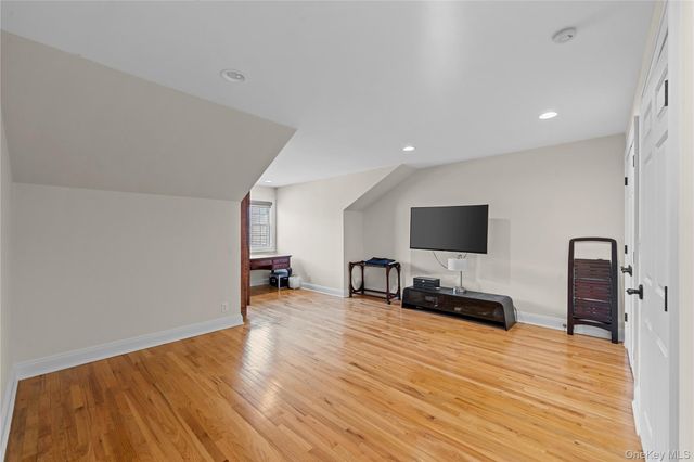 10 Kensington Circle, Manhasset, NY 11030