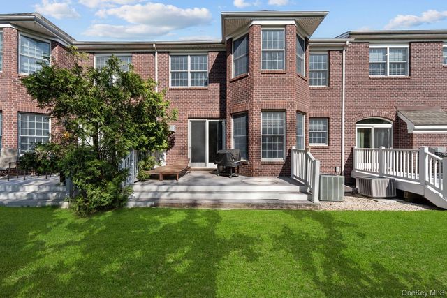 10 Kensington Circle, Manhasset, NY 11030
