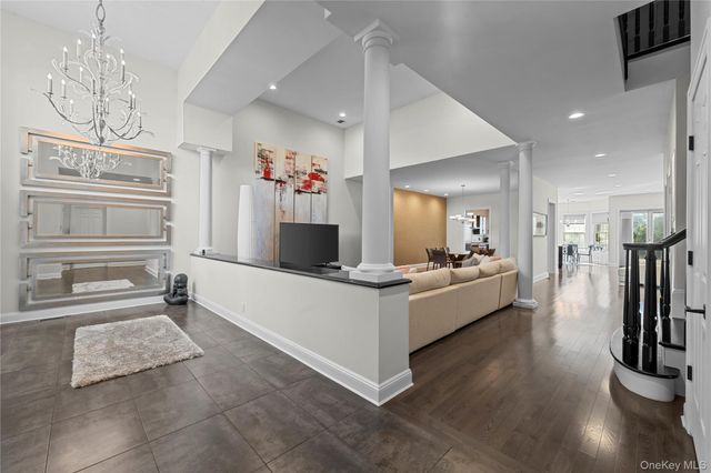 10 Kensington Circle, Manhasset, NY 11030