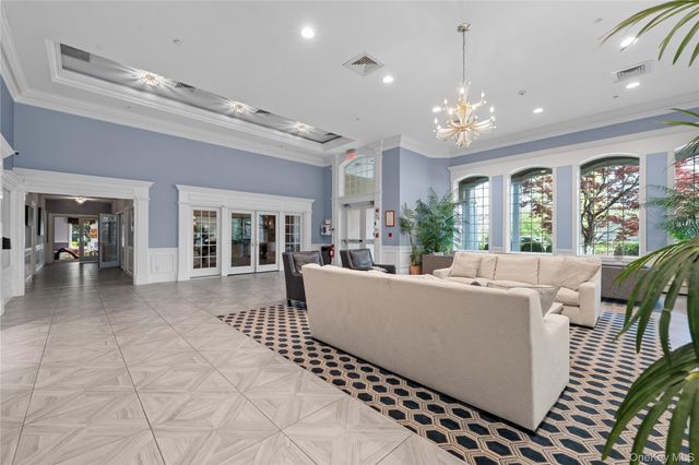 10 Kensington Circle, Manhasset, NY 11030
