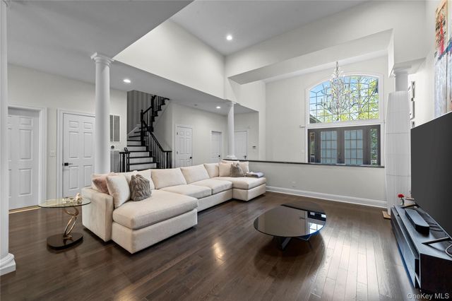10 Kensington Circle, Manhasset, NY 11030