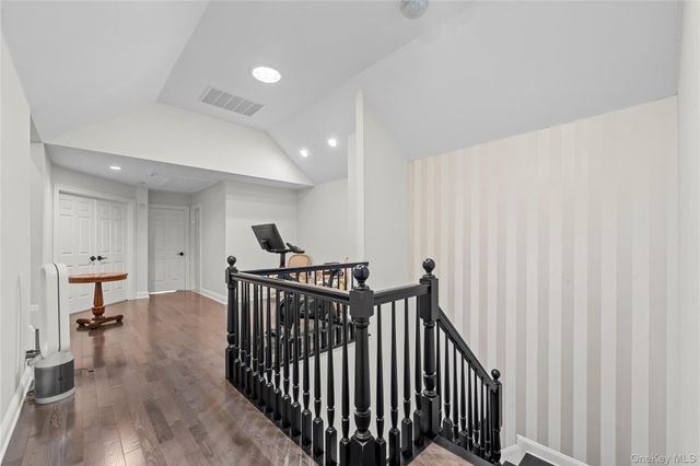 10 Kensington Circle, Manhasset, NY 11030
