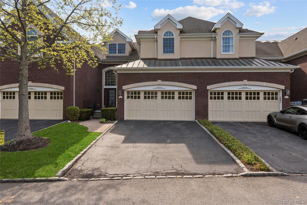 10 Kensington Circle, Manhasset, NY 11030