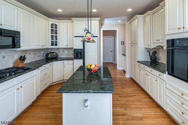 28 Bedford Dr, Montgomery Twp., NJ 08558