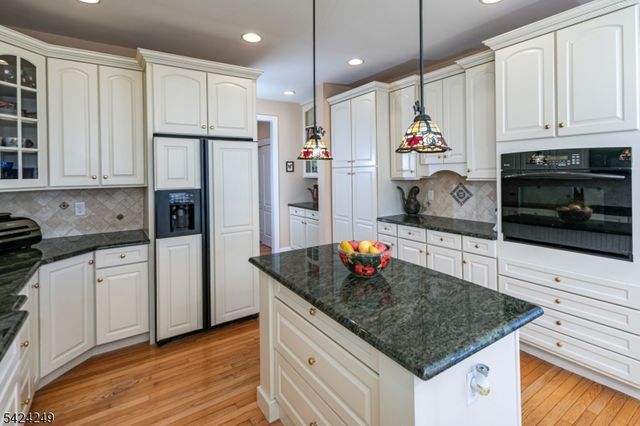 28 Bedford Dr, Montgomery Twp., NJ 08558