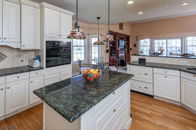 28 Bedford Dr, Montgomery Twp., NJ 08558