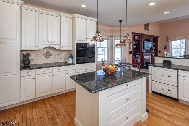 28 Bedford Dr, Montgomery Twp., NJ 08558