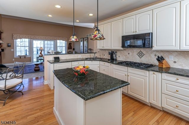 28 Bedford Dr, Montgomery Twp., NJ 08558