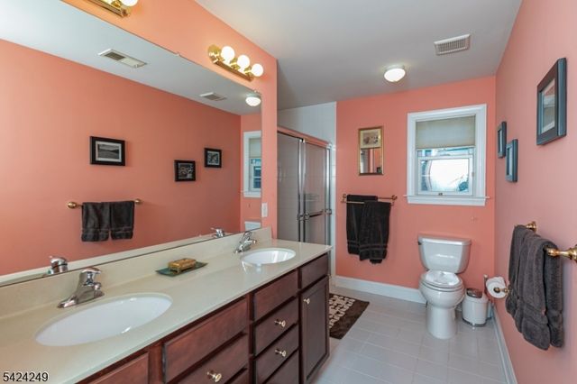 28 Bedford Dr, Montgomery Twp., NJ 08558