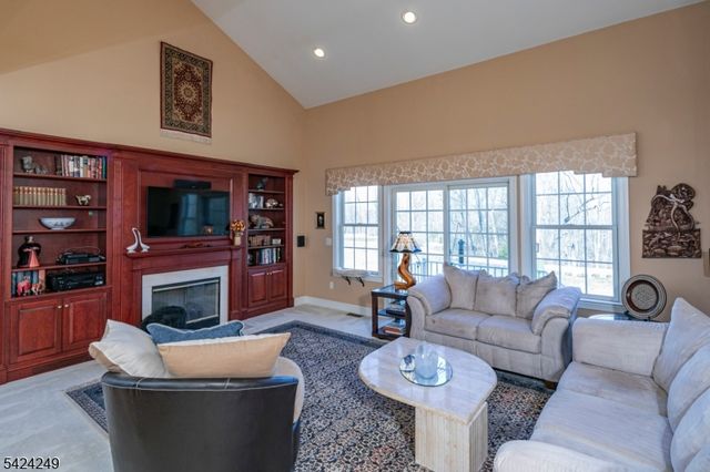 28 Bedford Dr, Montgomery Twp., NJ 08558