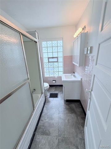 5250 Highland Avenue, St Louis, MO 63113