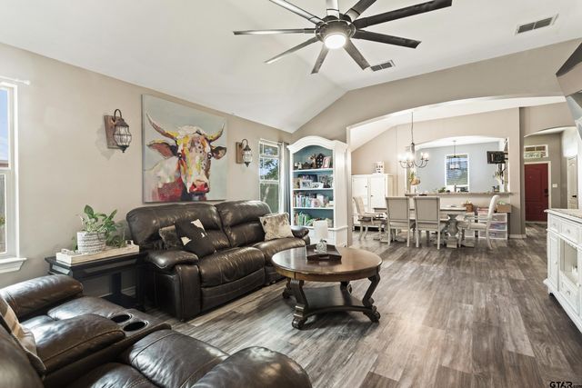378 Molly Ln, Lindale, TX 75771