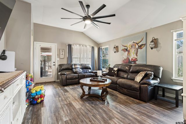 378 Molly Ln, Lindale, TX 75771