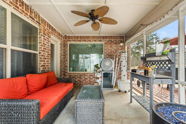 378 Molly Ln, Lindale, TX 75771