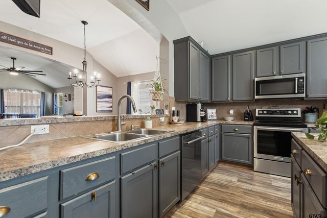 378 Molly Ln, Lindale, TX 75771