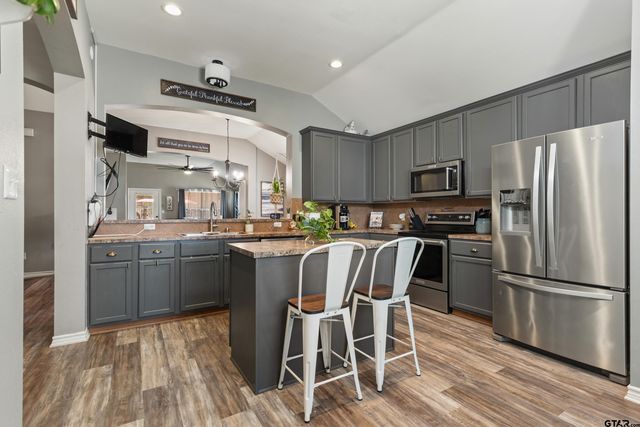 378 Molly Ln, Lindale, TX 75771