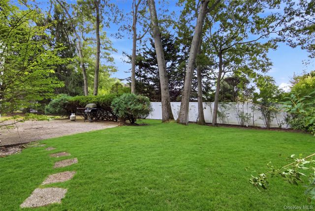 4 Smithtown Crescent, Smithtown, NY 11787