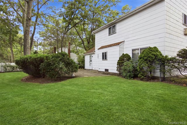 4 Smithtown Crescent, Smithtown, NY 11787