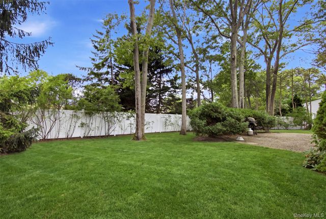 4 Smithtown Crescent, Smithtown, NY 11787