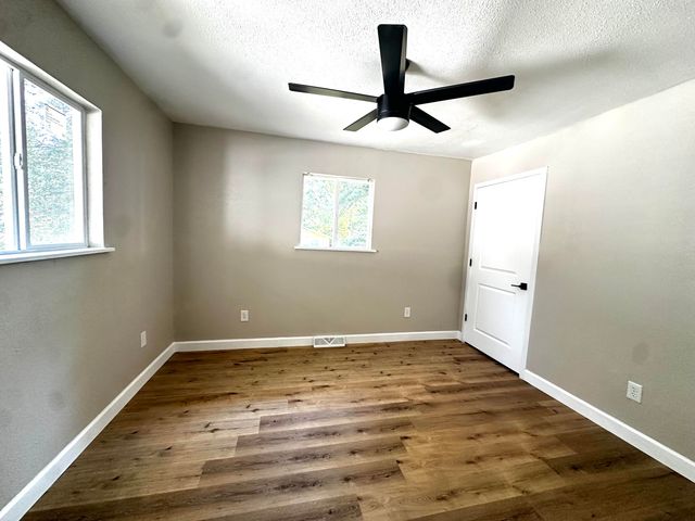 1462 E Wayland Street, Springfield, MO 65804