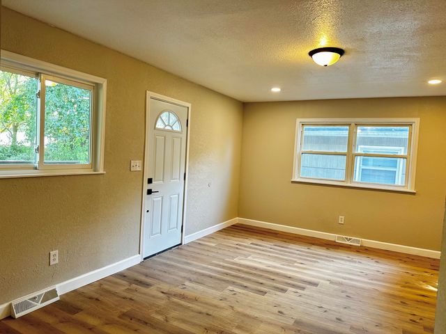 1462 E Wayland Street, Springfield, MO 65804