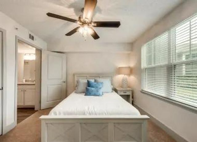 901 Fm 517 RD W 422, Dickinson, TX 77539
