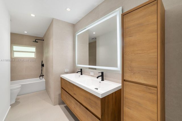 19721 NE 23 Ave, Miami, FL 33180