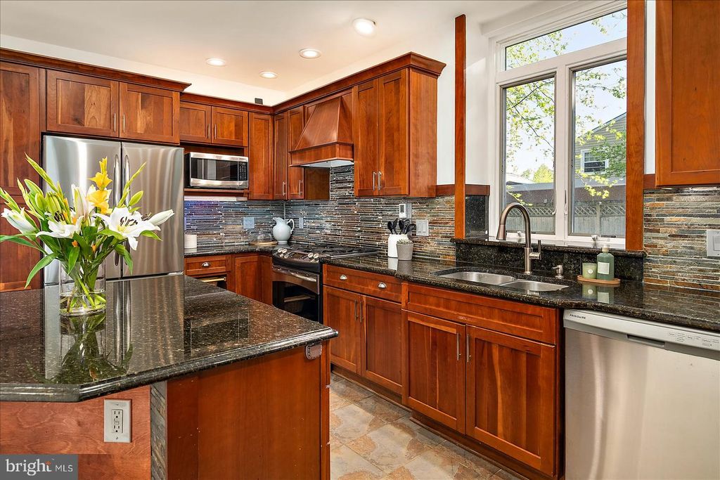 Image 10 of property listing at 813 SHORE DR, Edgewater, MD 21037