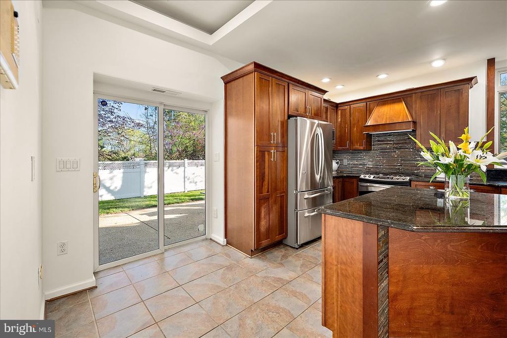 Image 11 of property listing at 813 SHORE DR, Edgewater, MD 21037