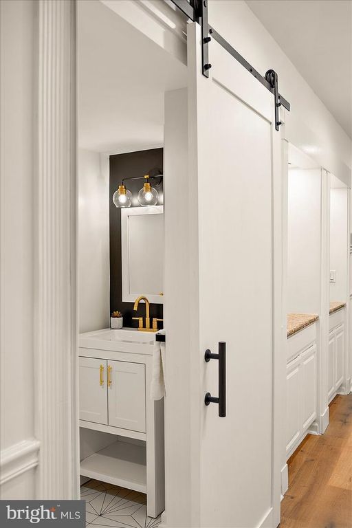 Image 12 of property listing at 813 SHORE DR, Edgewater, MD 21037