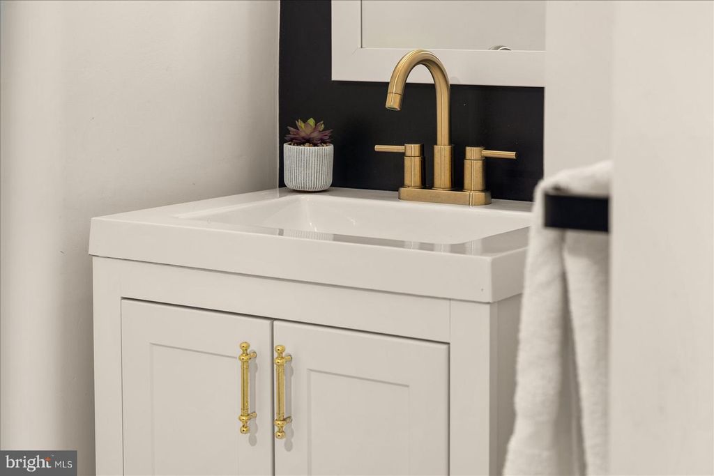 Image 13 of property listing at 813 SHORE DR, Edgewater, MD 21037