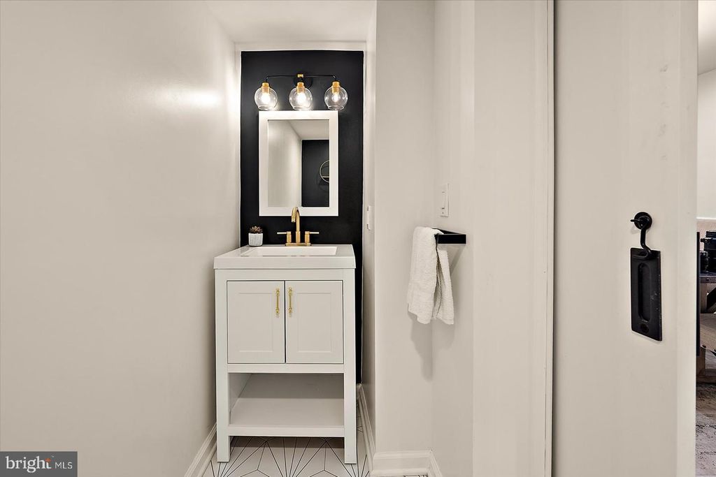 Image 14 of property listing at 813 SHORE DR, Edgewater, MD 21037