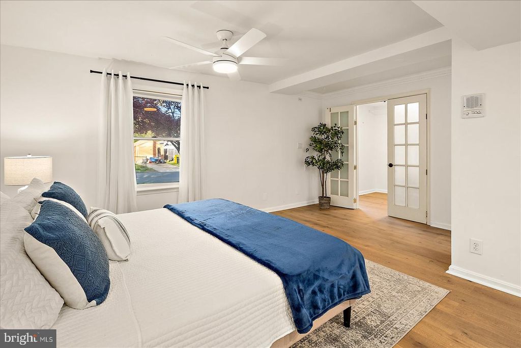 Image 15 of property listing at 813 SHORE DR, Edgewater, MD 21037