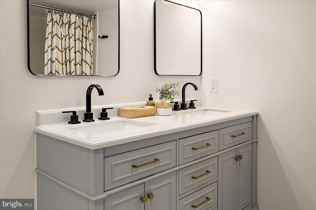 Image 16 of property listing at 813 SHORE DR, Edgewater, MD 21037