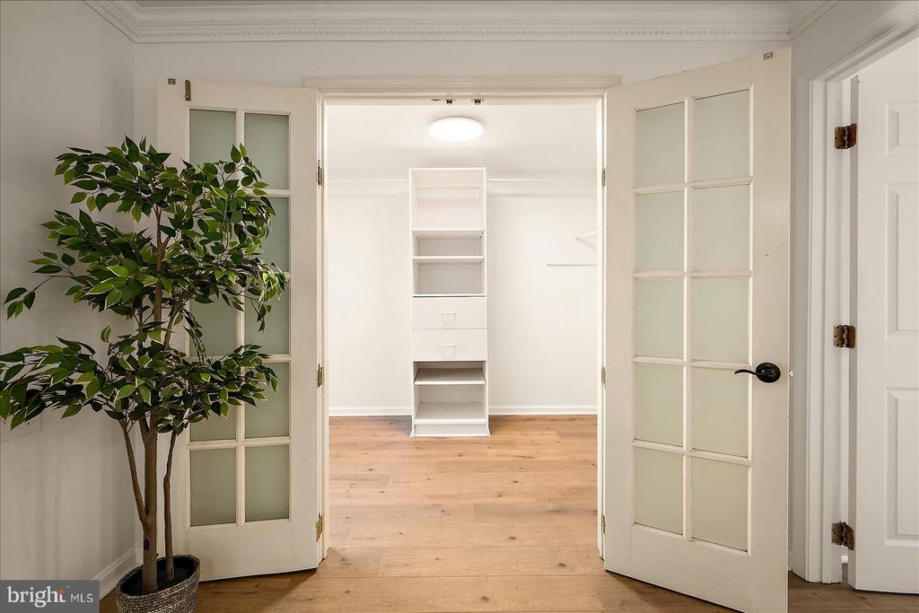 Image 17 of property listing at 813 SHORE DR, Edgewater, MD 21037