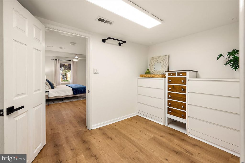 Image 18 of property listing at 813 SHORE DR, Edgewater, MD 21037