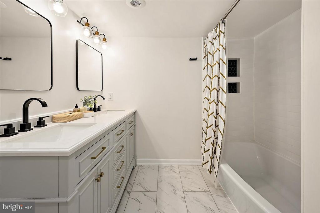 Image 19 of property listing at 813 SHORE DR, Edgewater, MD 21037