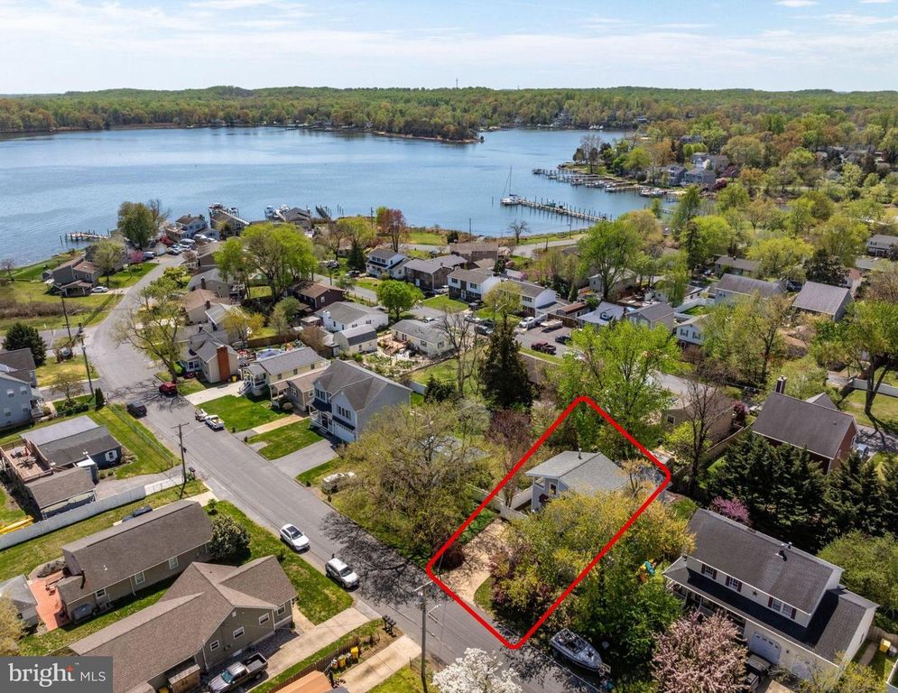 Image 2 of property listing at 813 SHORE DR, Edgewater, MD 21037