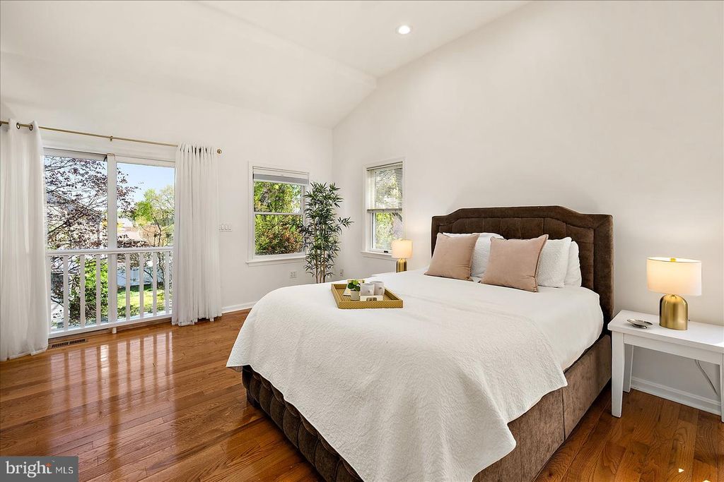 Image 21 of property listing at 813 SHORE DR, Edgewater, MD 21037