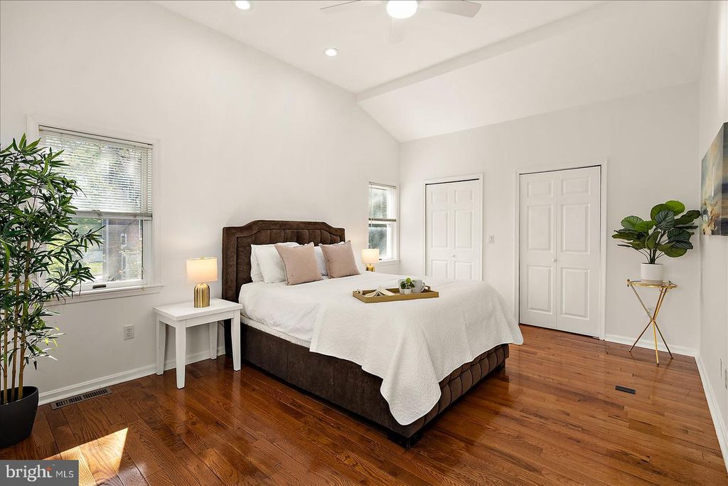 Image 22 of property listing at 813 SHORE DR, Edgewater, MD 21037