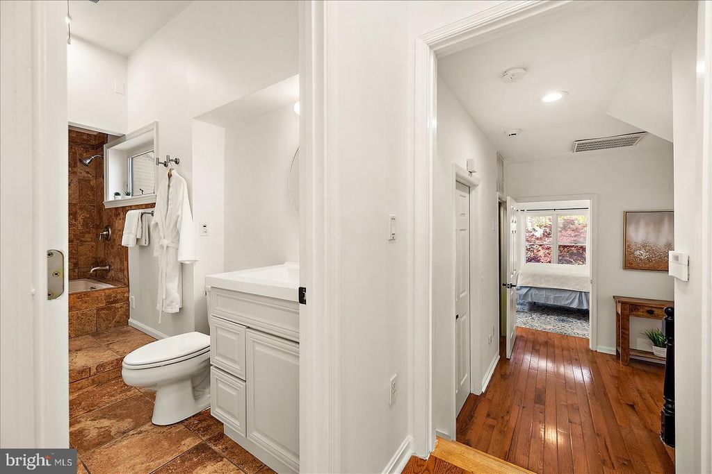 Image 23 of property listing at 813 SHORE DR, Edgewater, MD 21037