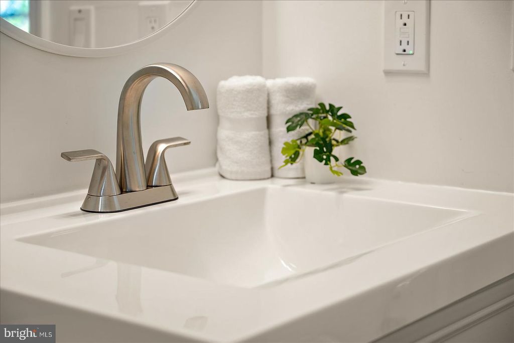 Image 24 of property listing at 813 SHORE DR, Edgewater, MD 21037