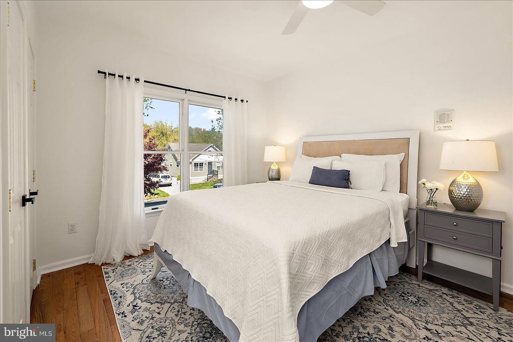 Image 25 of property listing at 813 SHORE DR, Edgewater, MD 21037