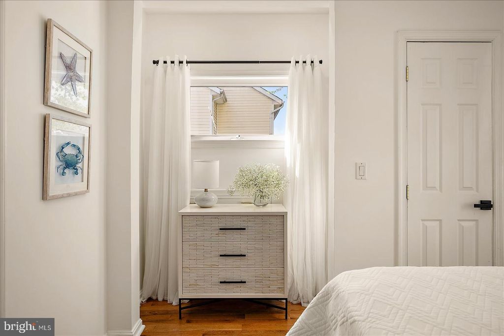 Image 26 of property listing at 813 SHORE DR, Edgewater, MD 21037