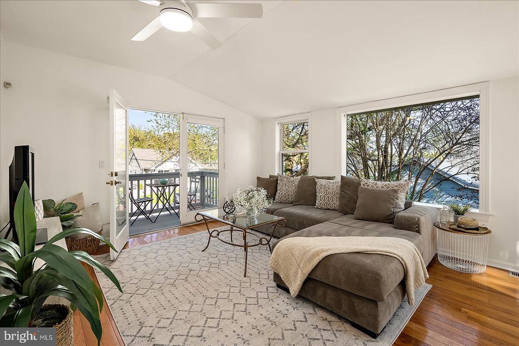 Image 27 of property listing at 813 SHORE DR, Edgewater, MD 21037