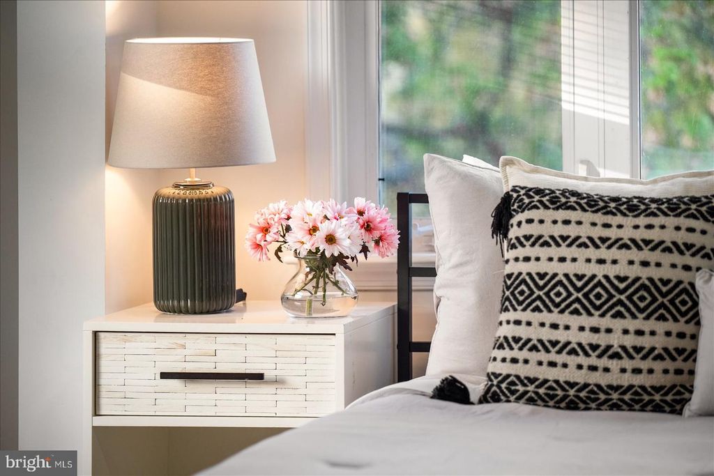 Image 32 of property listing at 813 SHORE DR, Edgewater, MD 21037